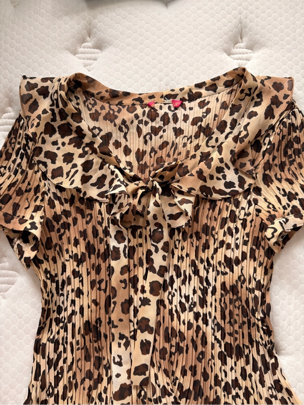 Cheetah blouse with ruffle and bow detail size large - Picture 4 of 6